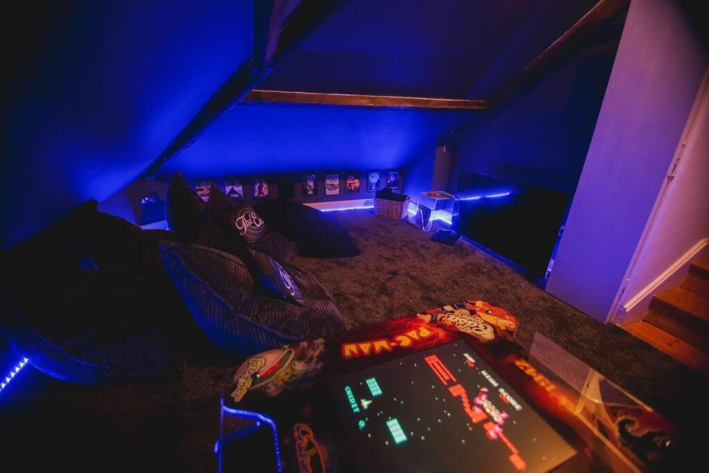 نيوكاسل أبون تاين Games And Movies Lounge 7 Bed City Centre Apartment المظهر الخارجي الصورة